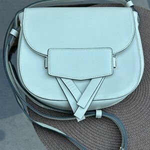 BCBG Max Azria Vera Pelle Made In Italy Elegant Cream Shoulder Bag